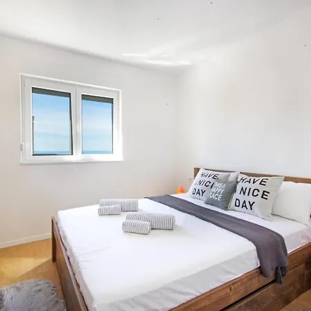 Aurelia Apartment *